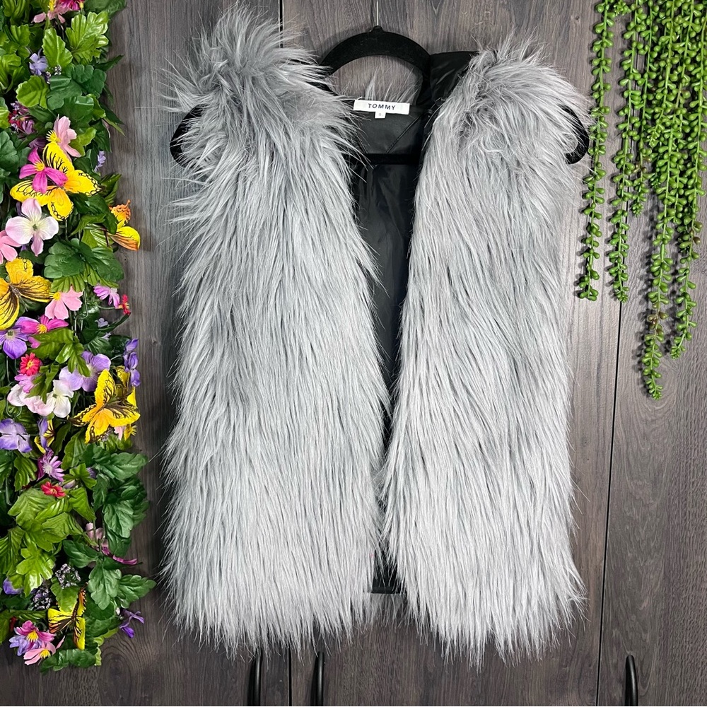 -💙2/$40💙Tommy Grey Fur Hooded Vest Size Small